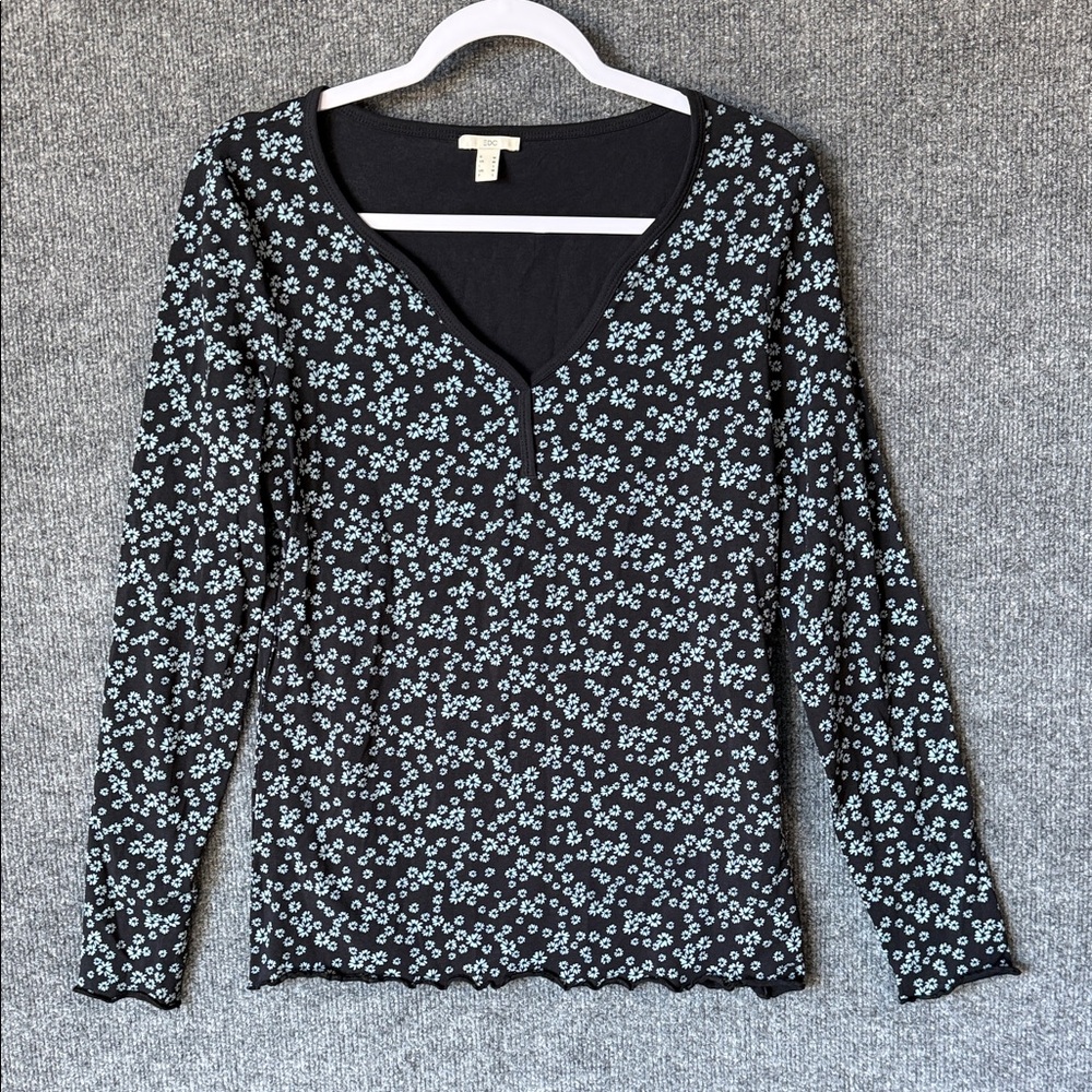 EDC Women’s Medium Floral Long Sleeve V-Neck Top Black with Light Blue Flowers